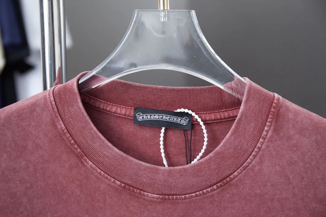 🅿️220 Chrome Hearte 25SS early spring new style, flocked printed hot diamond short sleeves, light luxury, essential item for daily commuting for men and women, correct version, welcome to compare, detailed features · 280 grams of 100% pure cotton double yarn jersey fabric · Special thickened 32 pieces of double-strand 1X1 thread in the same vat · Beautiful velvet Chrome Heart pattern printing ➕Australian broken diamonds. Ready-to-wear dyeing Then do the faded fried snowflake process, then wash it to make it look old. Common washing improves the effect · Double-needle stitching across seams · Original main mark, washed tag, branded moisture-proof paper packaging Color: Black/Apricot/Burgundy/Grass Green Size: S/M/L/XL